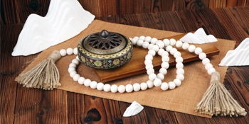 wood bead garlang on table